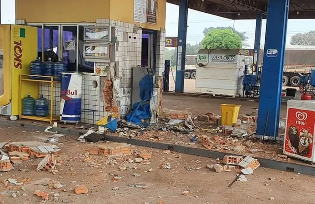 Criminosos explodem caixa de posto de combustíveis na BR-343